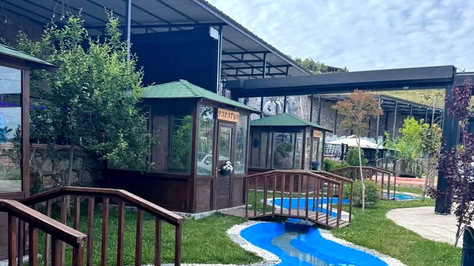 Rose Garden Cafe Restaurant bahçe atmosferi
